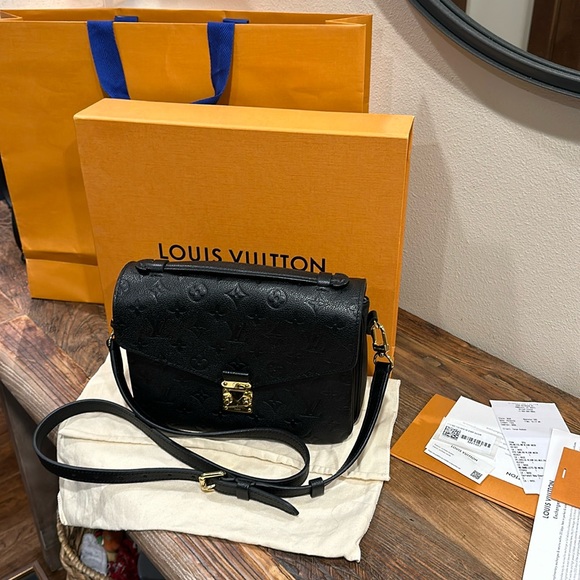 Louis Vuitton Handbags - Like New! - LV Pochette Métis